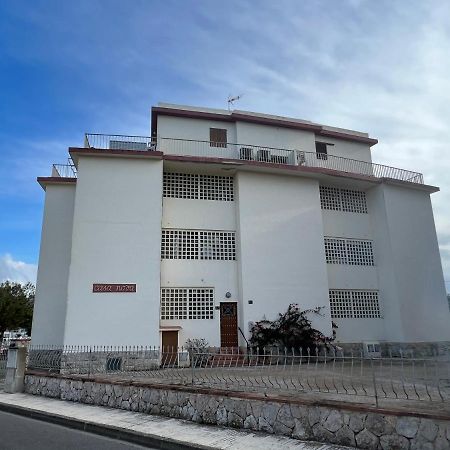 רוזס Beautiful Loft, Huge Sunny Terrace, View Over The Beach And Sea מראה חיצוני תמונה