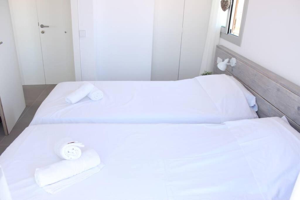 רוזס Beautiful Loft, Huge Sunny Terrace, View Over The Beach And Sea מראה חיצוני תמונה