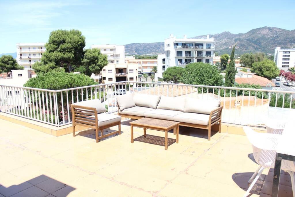 רוזס Beautiful Loft, Huge Sunny Terrace, View Over The Beach And Sea מראה חיצוני תמונה