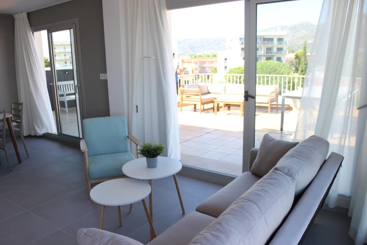 רוזס Beautiful Loft, Huge Sunny Terrace, View Over The Beach And Sea מראה חיצוני תמונה