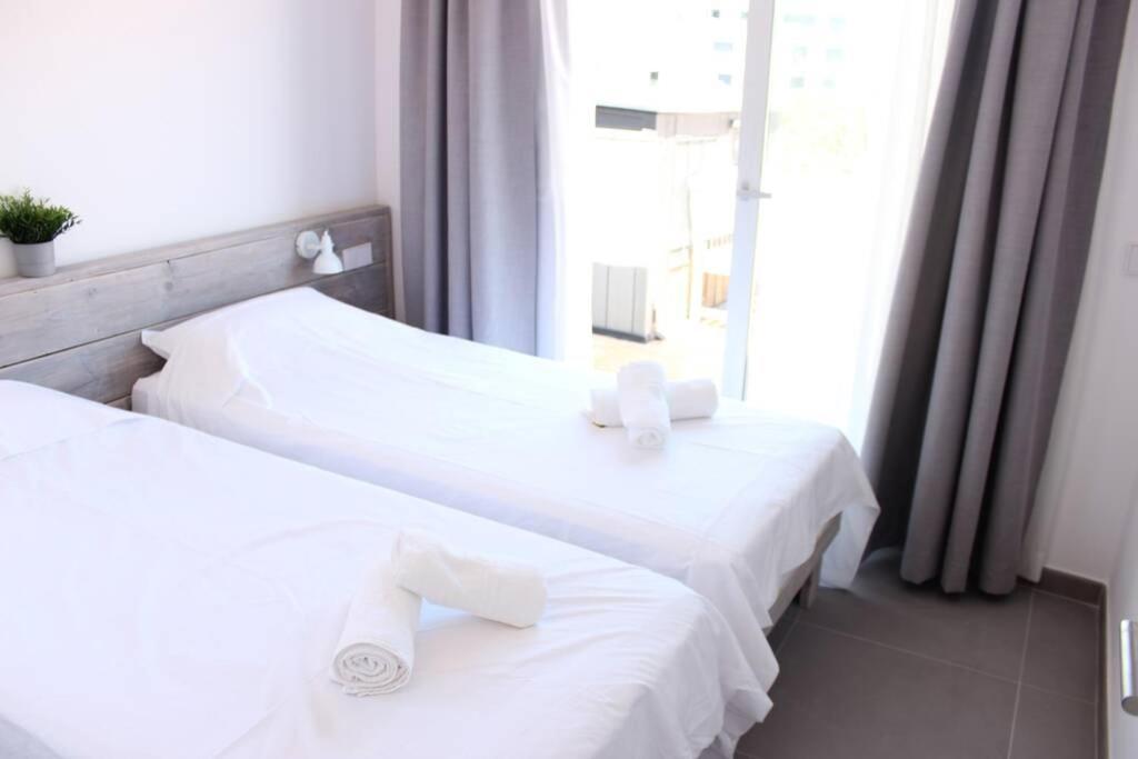 רוזס Beautiful Loft, Huge Sunny Terrace, View Over The Beach And Sea מראה חיצוני תמונה
